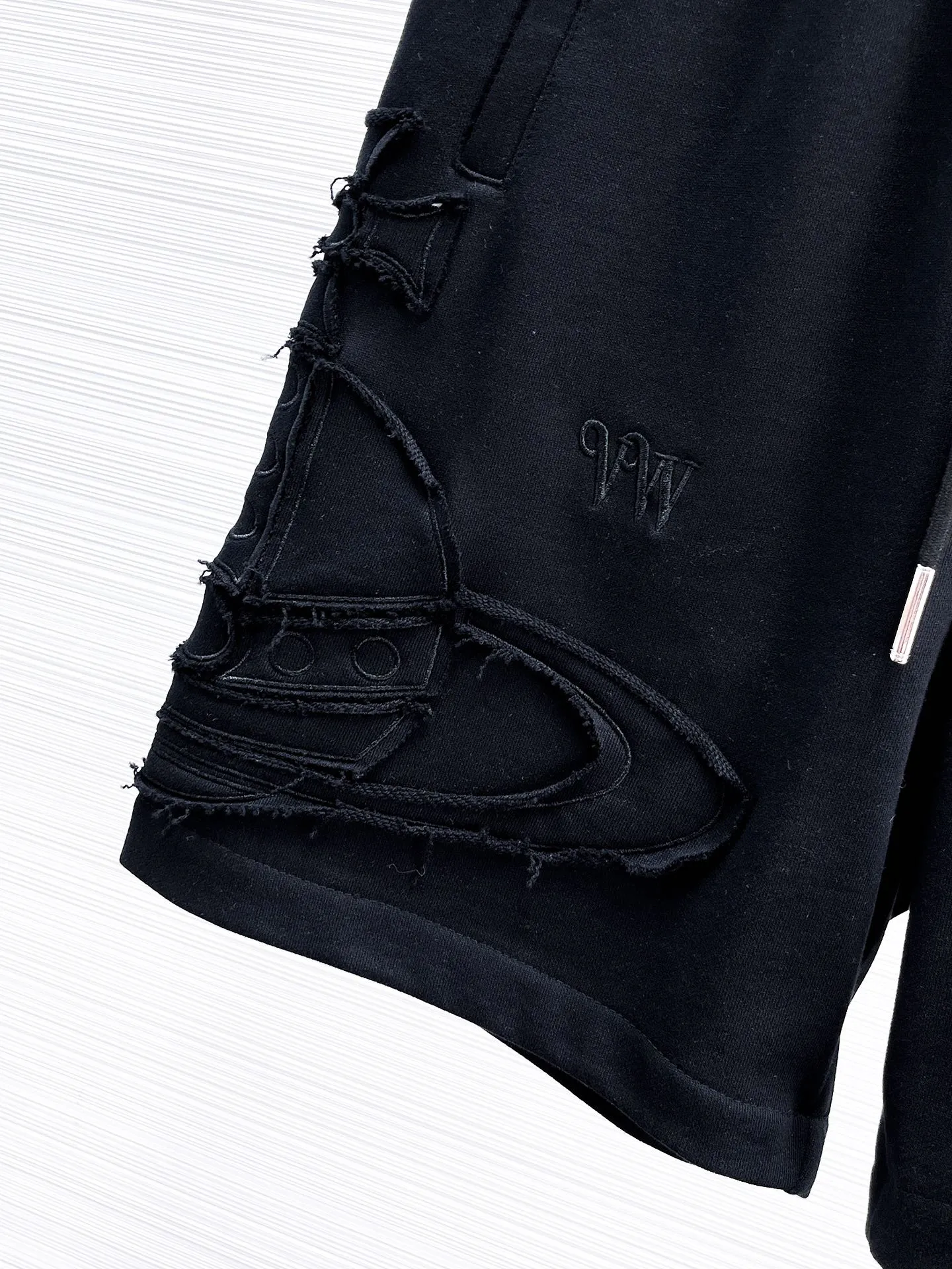 The Queen Mother's three-standard complete 2026 summer New Arrival men's casual shorts, advanced custom-made fabric Breathable fabric, Breathable elasticity and comfort, impeccable details, top-grade accessories, original logo design concept, delicate and soft feel! The upper body fit is awesome! Size: M-XXXL Please state your height and weight when ordering